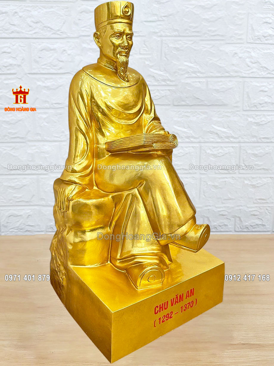 Bề mặt tượng Chu Văn An được mạ vàng 24K sang trọng